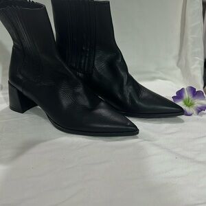 Zara Black Ankle Boots with Chunky Heel and Sleek Design